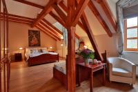 Postel nebo postele na pokoji v ubytování Romantic Hotel Mlýn Karlstejn