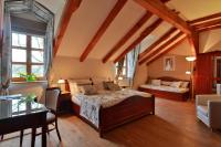 Postel nebo postele na pokoji v ubytování Romantic Hotel Mlýn Karlstejn