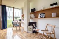 A television and/or entertainment centre at Residencia Universitaria Resa O Castro