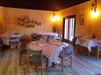 Reštaurácia alebo iné gastronomické zariadenie v ubytovaní Devesa Gardens
