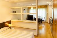 A television and/or entertainment centre at Apartamentos Tres Luces