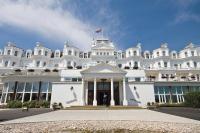 Una vista del frente de un edificio blanco en The Grand Hotel, en Eastbourne