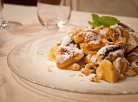 um prato branco com uma sobremesa numa mesa em Hotel New Orly em Munique