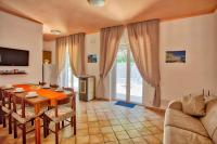 Una sala de estar con una mesa de comedor y un sofá. en Furore Coast Rooms, en Furore