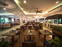 um restaurante com mesas e cadeiras e um teto em Almanity Hoi An Resort & Spa em Hoi An