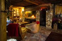 プレッテンバーグ・ベイにあるTNiqua Stable Innのリビングルーム(暖炉、ソファ付)