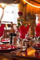 プレッテンバーグ・ベイにあるTNiqua Stable Innの赤皿とワイングラスが付いたテーブル