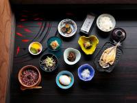 旅館の敷地内または近くでの食事または食べ物