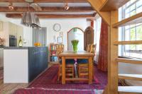 Kuchyň nebo kuchyňský kout v ubytování Former Rembrandt workshop two bedroom B&B