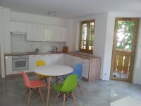 Kuchyňa alebo kuchynka v ubytovaní apartament
