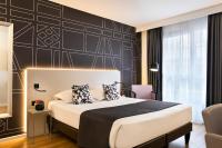 Un dormitorio con una cama y una pared negra. en Citadines Kléber Strasbourg, en Estrasburgo