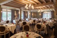 Restauracja lub miejsce do jedzenia w obiekcie Le Vallon de Valrugues &amp; Spa