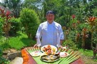 プエルト・ミサウアリにあるSuchipakari Amazon Eco -Lodge & Jungle Reserveの食卓前に立つ男