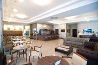 シャペコにあるHotel Lang Palace - Fica no Centro da Cidadeのテーブルと椅子、リビングルームのあるホテルのロビー