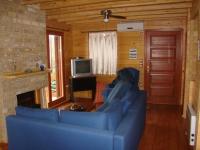 Televízia a/alebo spoločenská miestnosť v ubytovaní Zeus-Village οικισμός φινλανδικών chalet με πισίνες & γυμναστήριο