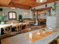 Un restaurante con mesas y sillas en una sala. en Gasthaus zum Ochsen, en Neuhaus