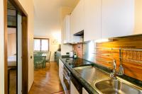 Kuchyňa alebo kuchynka v ubytovaní Sirmio Apartments - Primavera Stay