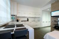 Kuchyňa alebo kuchynka v ubytovaní Sirmio Apartments - Primavera Stay