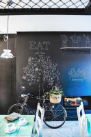 Una bicicleta estacionada frente a un muro con un árbol. en Cooking and Nature - Emotional Hotel, en Alvados