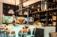 Una cocina con una mesa y sillas de madera. en Cooking and Nature - Emotional Hotel, en Alvados