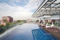 The Southern Hotel Surabaya Formerly Ibis Styles Surabaya Jemursariの敷地内または近くにあるプール