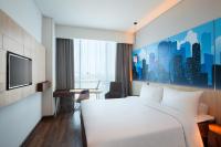 The Southern Hotel Surabaya Formerly Ibis Styles Surabaya Jemursariにあるベッド