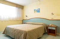 A bed or beds in a room at Hotel La Scogliera