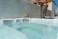 Bazén v ubytovaní Villa Donato with Jacuzzi alebo v jeho blízkosti