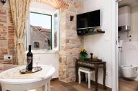 Televízia a/alebo spoločenská miestnosť v ubytovaní Studio Amore in Diocletian palace