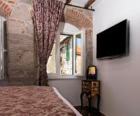 Televízia a/alebo spoločenská miestnosť v ubytovaní Studio Amore in Diocletian palace