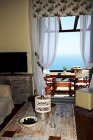 A television and/or entertainment centre at Dio Guesthouses