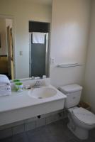 Ein Badezimmer in der Unterkunft Town and Country Inn