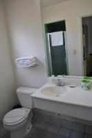 Ein Badezimmer in der Unterkunft Town and Country Inn