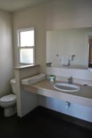 Ein Badezimmer in der Unterkunft Town and Country Inn