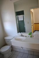 Ein Badezimmer in der Unterkunft Town and Country Inn