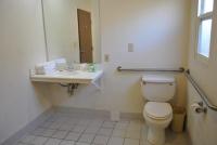 Ein Badezimmer in der Unterkunft Town and Country Inn