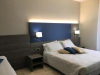 A bed or beds in a room at Hotel Mediterranée