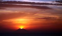 una puesta de sol en la cima de una montaña en el cielo en A Turri Rooms and Restaurant, en Capo Vaticano