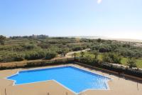 Bazén v ubytování Apartamento primera linea Isla Canela nebo v jeho okolí