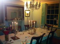 einen Esstisch mit Kerzen darüber in der Unterkunft Foundry Masters House in Ironbridge