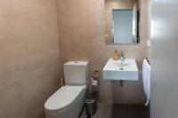 A bathroom at Ag Casa Del Mar Premium
