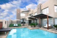 una casa con piscina delante en Nine on Uys street B &amp; B, en Jeffreys Bay