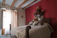 A bed or beds in a room at La Caseta del Priorat