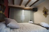 A bed or beds in a room at La Caseta del Priorat