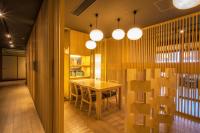 Tokigasane في كجا: غرفة طعام مع طاولة وكراسي وأضواء