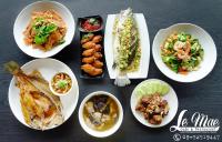 LeMae Residence เลอเม เรสซิเดนซ์ อำเภอเขาย้อย เพชรบุรี في Ban Huai Krathaek: مجموعة من أطباق الطعام على طاولة