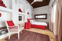 Ein Bett oder Betten in einem Zimmer der Unterkunft XVA Art Hotel