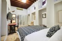 ein Schlafzimmer mit einem weißen Bett und einem Schreibtisch in der Unterkunft XVA Art Hotel in Dubai