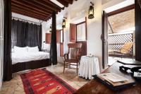 ein Schlafzimmer mit einem Bett, einem Tisch und einem Stuhl in der Unterkunft XVA Art Hotel in Dubai