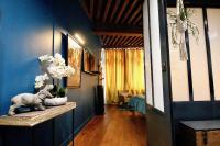 a hallway with blue walls and a statue of an elephant on a shelf at 3e secret en plein coeur du Vieux Lyon in Lyon